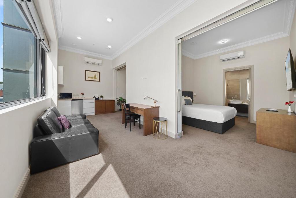 Clarendon Hotel Image