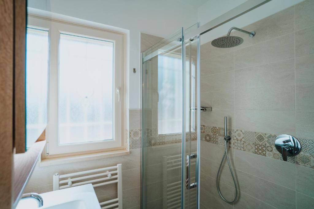 une salle de bain avec une douche et un lavabo et une fenêtre dans l'établissement Trullo del Benessere, à Martina Franca 35 autres photos