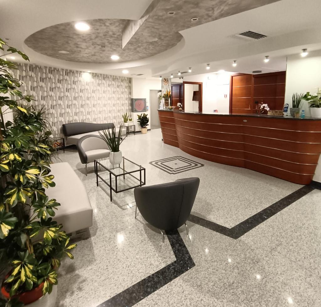 un hall avec un espace d'attente avec des plantes dans l'établissement Residence Hotel Angeli, à Rimini