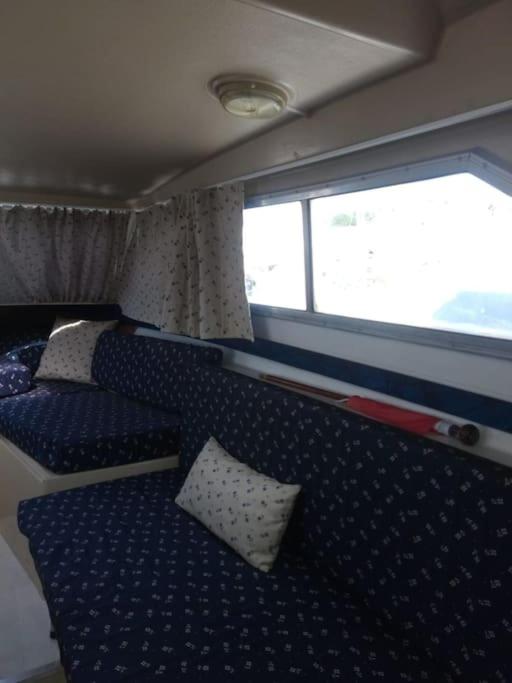 Photo de la galerie de l'établissement Logement bateau entre terre sauvage et mer, à Sainte-Marie-la-Mer