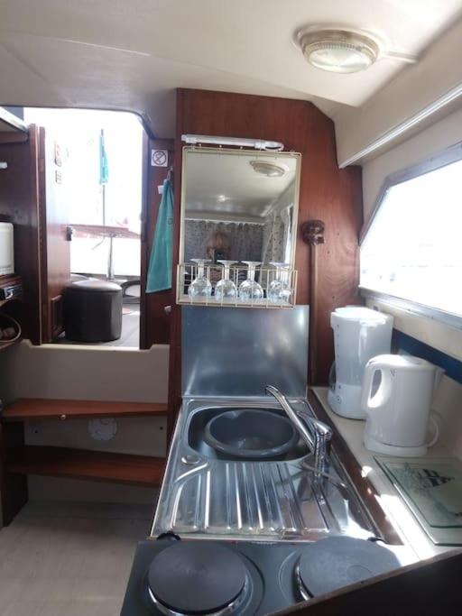 Photo de la galerie de l'établissement Logement bateau entre terre sauvage et mer, à Sainte-Marie-la-Mer