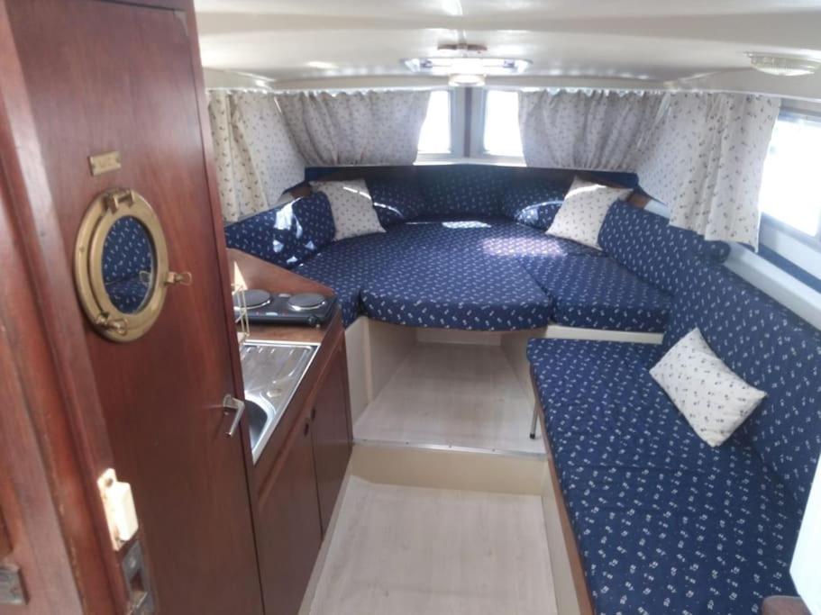 Photo de la galerie de l'établissement Logement bateau entre terre sauvage et mer, à Sainte-Marie-la-Mer