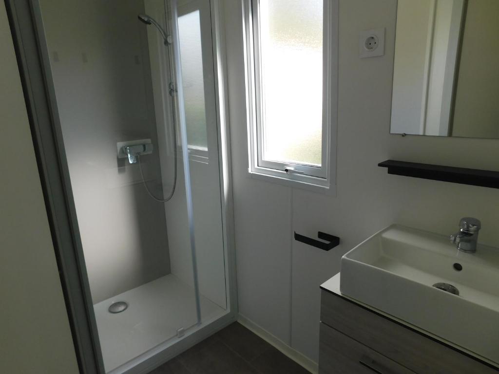 une salle de bain avec douche et lavabo dans l'établissement Domaine de Kerlann 4 étoiles - MOBIL HOME 2 CHAMBRES - 2 SDB - 315, à Pont-Aven