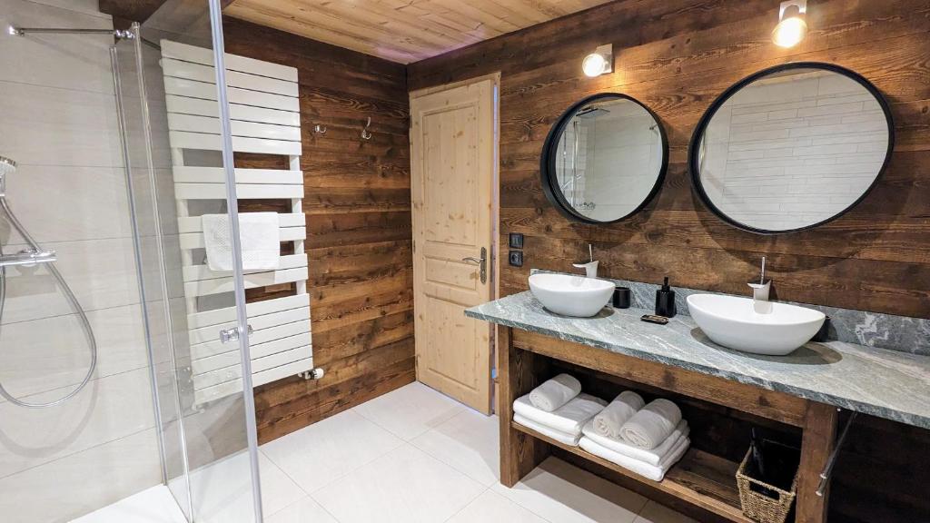 une salle de bain avec deux lavabos et deux miroirs dans l'établissement Chalet Lè Lodzé - Pieds des pistes, à La Rosière