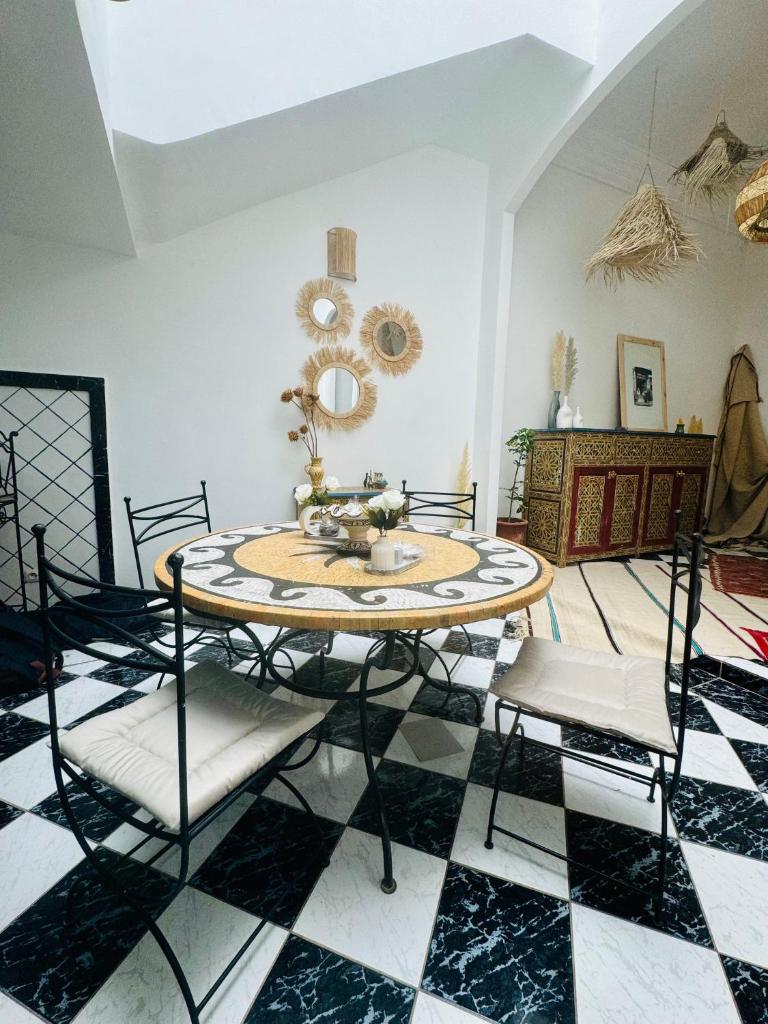 une salle à manger avec une table et des chaises dans l'établissement Riad DarDamia, à Marrakech