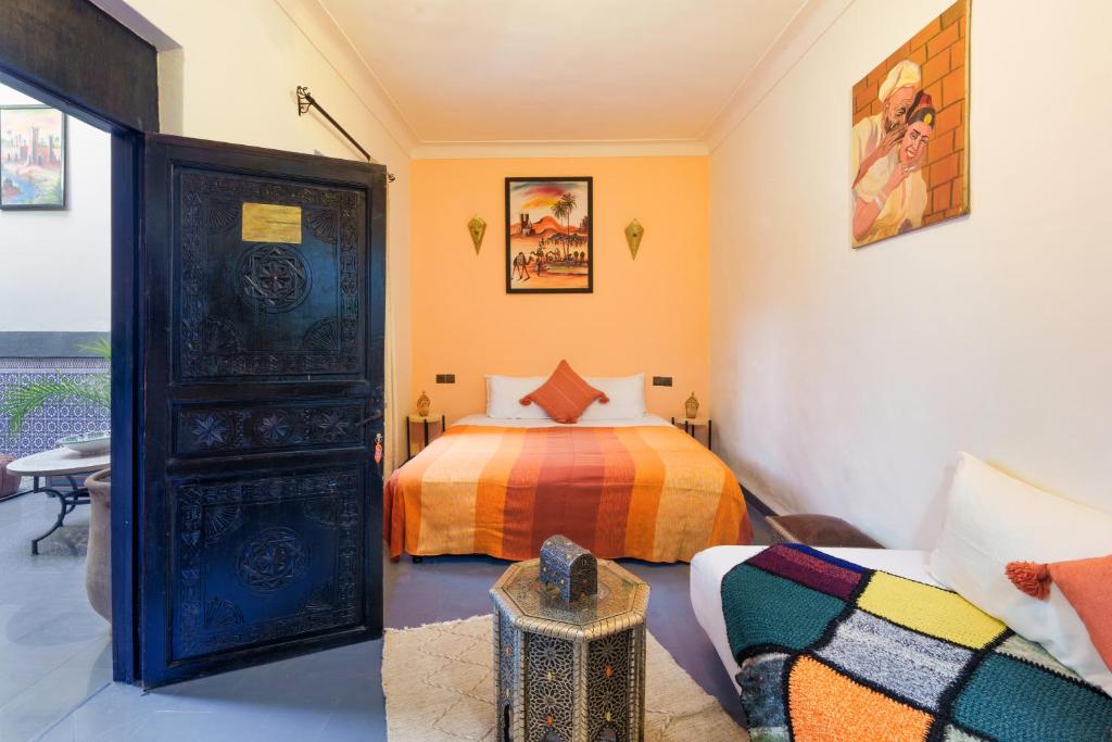une chambre avec un lit dans une pièce dans l'établissement RIAD MAMAHOUSE, à Marrakech