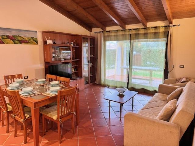 un salon avec une table et un canapé dans l'établissement Villa Holiday Park Stintino - Piscina privata ed esclusiva, à Stintino