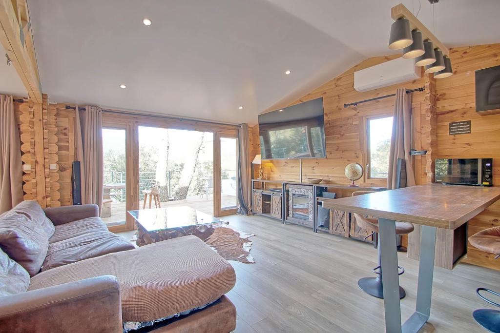 Photo de la galerie de l'établissement romantique cabane perchée avec spa vue panoramique Le Mas des faraches, à Solliès-Toucas