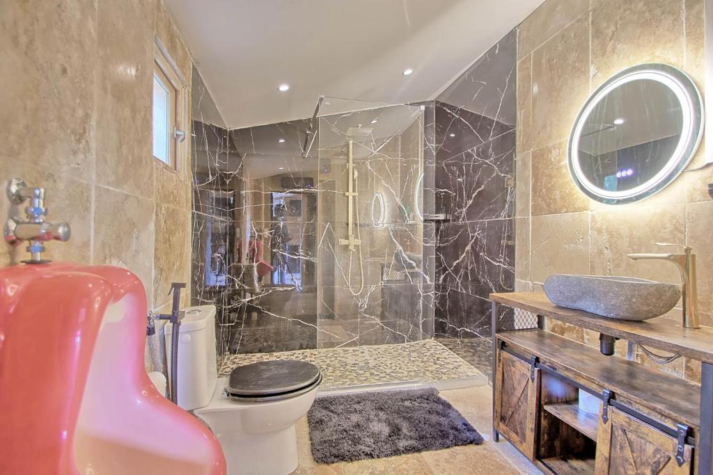 une salle de bain avec une douche, des toilettes et un lavabo dans l'établissement romantique cabane perchée avec spa vue panoramique Le Mas des faraches, à Solliès-Toucas