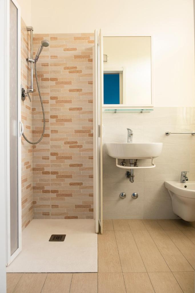 une salle de bain avec un lavabo et une douche dans l'établissement Hotel Cheri, à Rimini