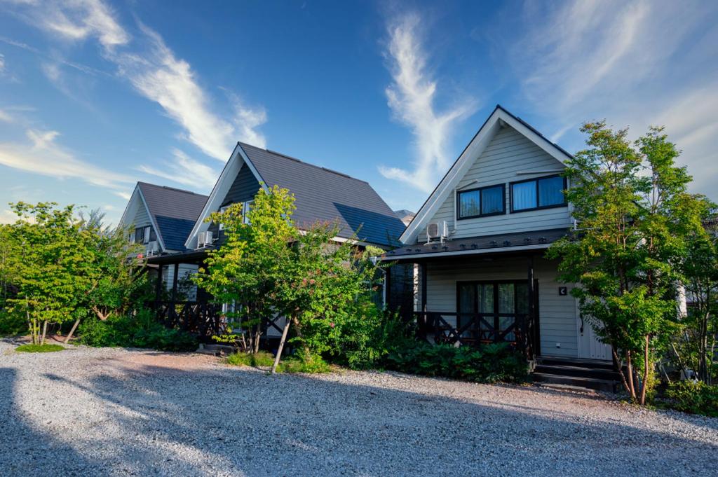 une maison avec une allée devant dans l'établissement Fujimien, à Fujikawaguchiko