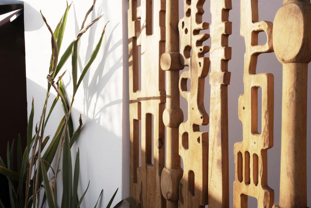 un mur en bois dans une pièce avec une plante dans l'établissement Riad Al Uzza, à Marrakech