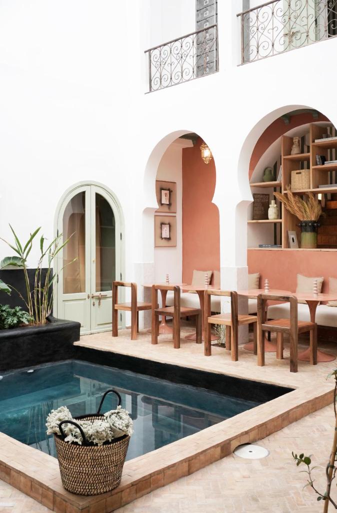 un complexe avec un billard, des tables et des chaises dans l'établissement Riad Al Uzza, à Marrakech