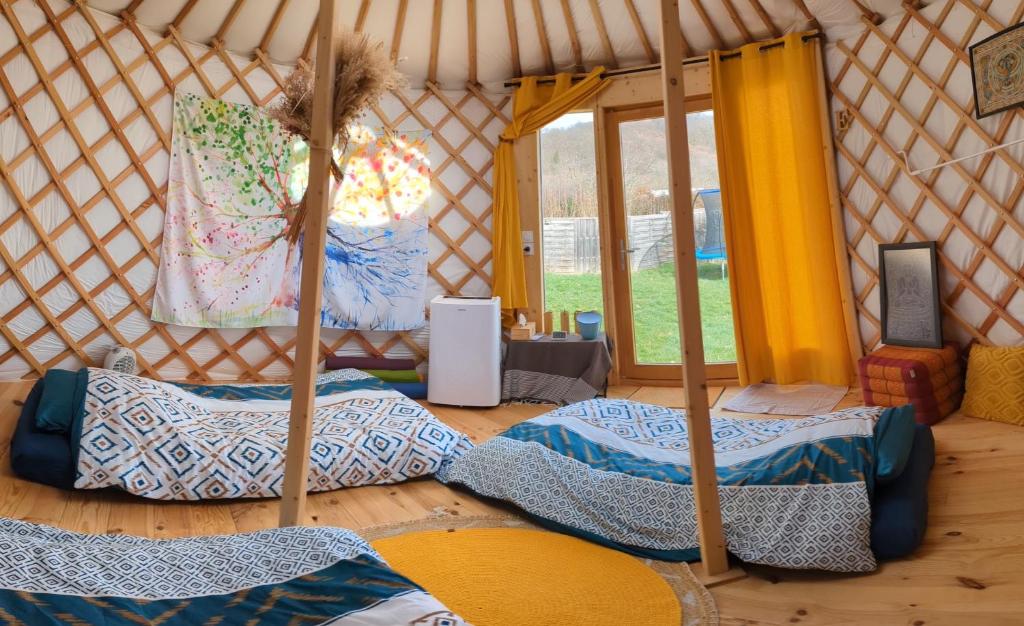 - une chambre avec 2 lits dans une yourte dans l'établissement Yourte atypique entre Lyon et Grenoble ! Vue sur les montagnes., à Nohant-en-Graçay