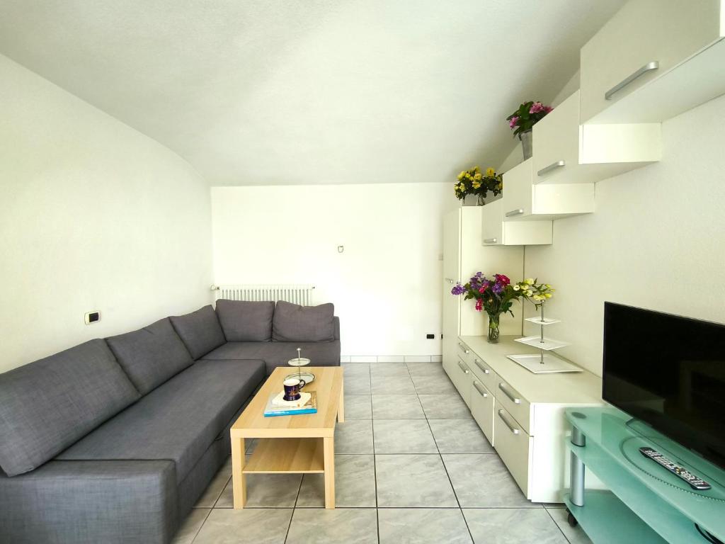 un salon avec un canapé et une table dans l'établissement Casa Blanca, à Lesa