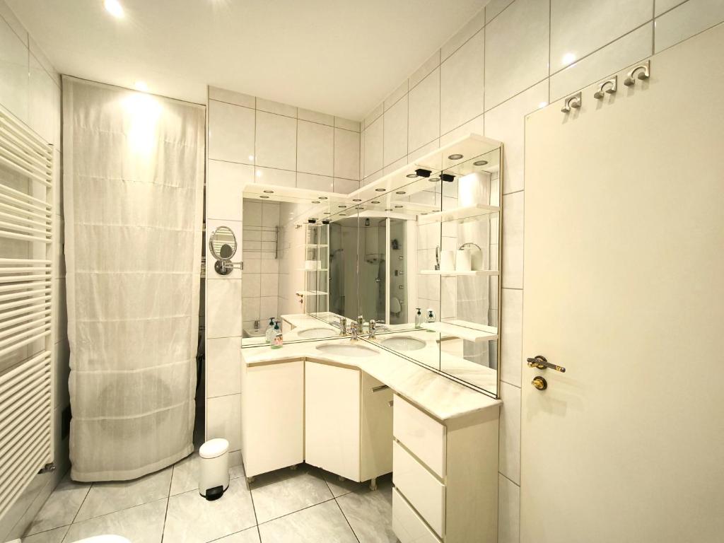 une salle de bain blanche avec un lavabo et un miroir dans l'établissement Casa Blanca, à Lesa