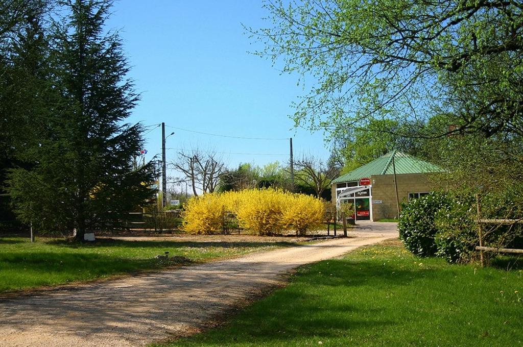 un chemin de terre à côté d'un bâtiment doté d'une station-service dans l'établissement Camping Le Roc, à Rocamadour