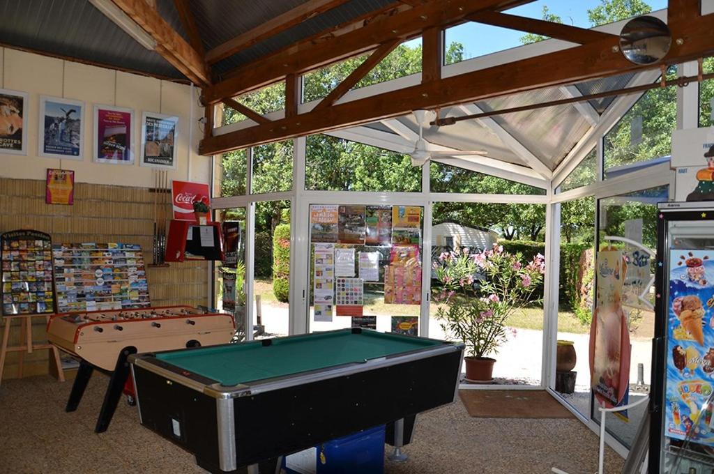 un magasin avec un billard dans une pièce dans l'établissement Camping Le Roc, à Rocamadour