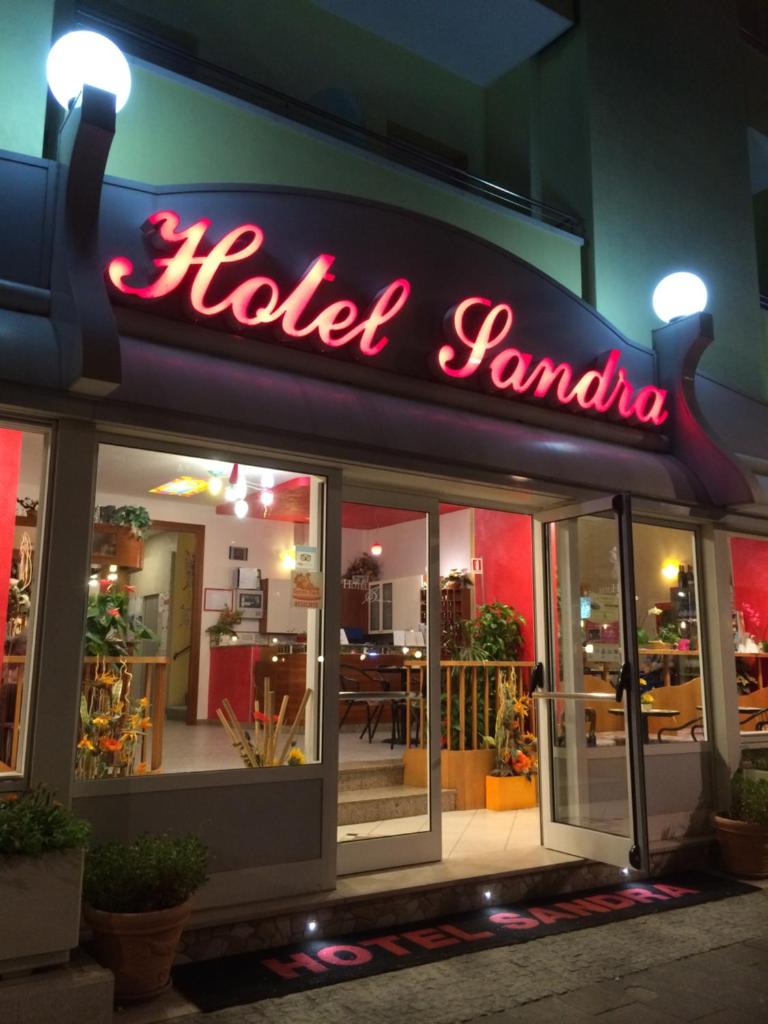 un panneau indiquant un restaurant avec un hôtel ranccolo dans l'établissement Hotel Sandra, à Gatteo a Mare