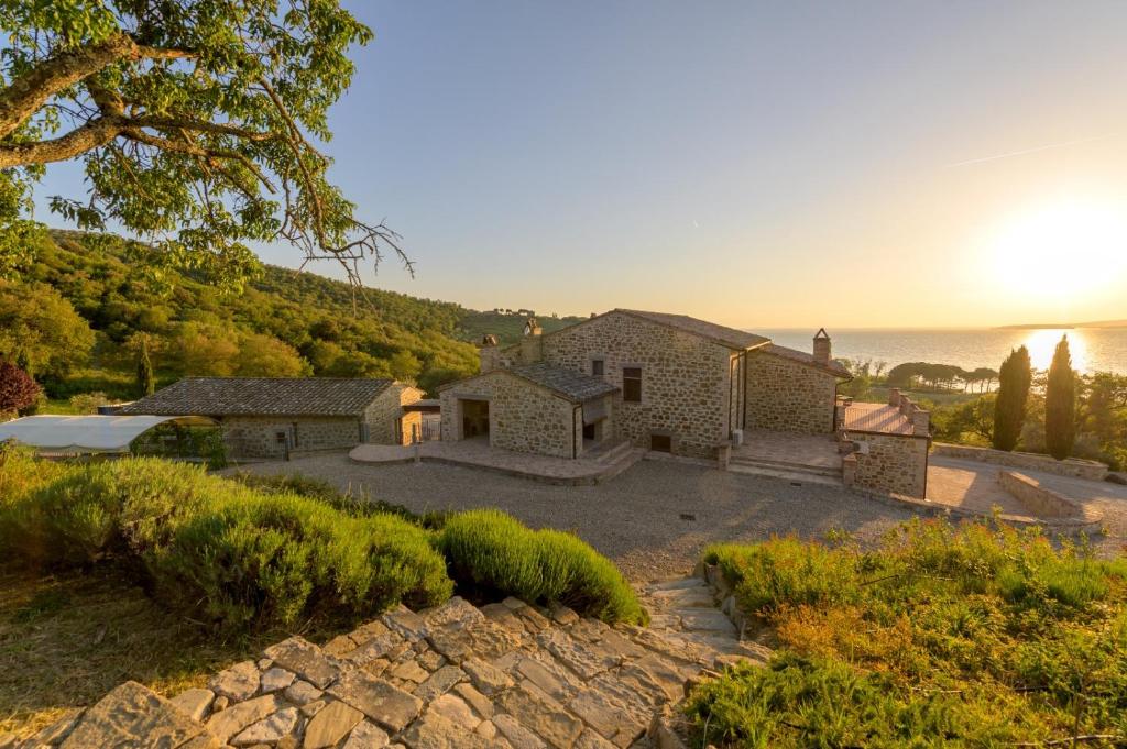 Cette maison en pierre offre une vue sur l'océan. dans l'établissement Luxury Estate Villa Trasimena Lake, à Magione
