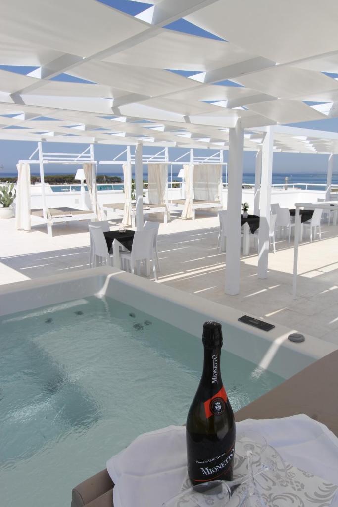 - une bouteille de bière au bord de la piscine dans l'établissement Hotel Paladini, à Porto Cesareo