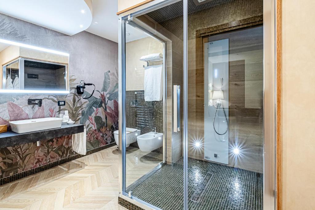 une salle de bain avec une douche en verre et des toilettes dans l'établissement Grand Hotel Santa Maria, à Santa Maria di Castellabate