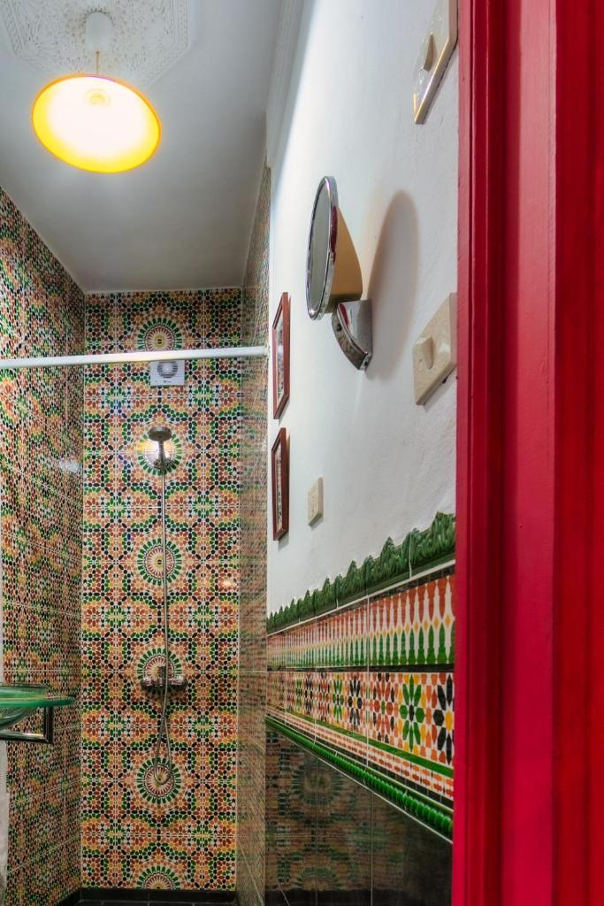 La salle de bains est ornée de mosaïques colorées sur les murs. dans l'établissement Ryad A&B Sarai, à Chefchaouen