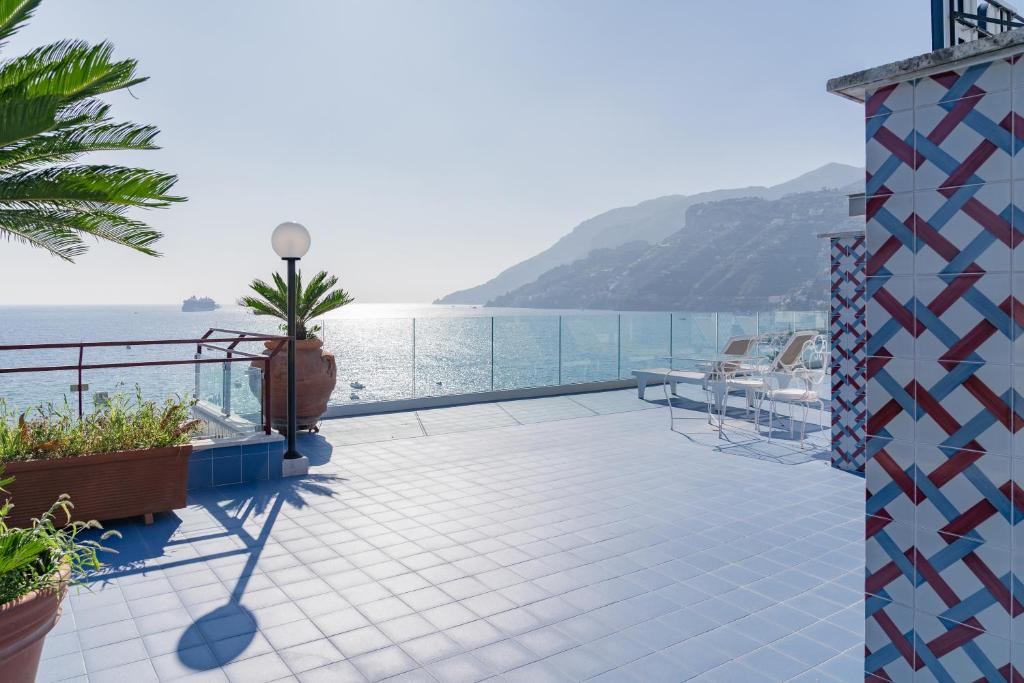 un balcon avec vue sur l'océan dans l'établissement Reginna Palace Hotel, à Maiori