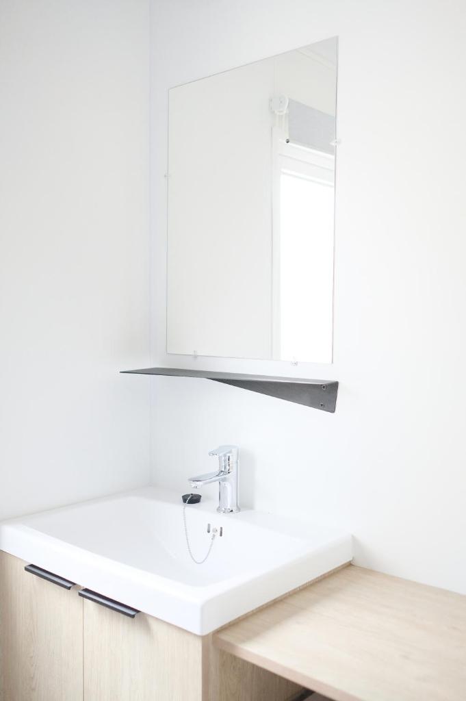 - un évier blanc dans la cuisine avec une fenêtre dans l'établissement Mobil Home XXL 4 chambres - Camping À l'Ombre des Tilleuls, à Peyrouse