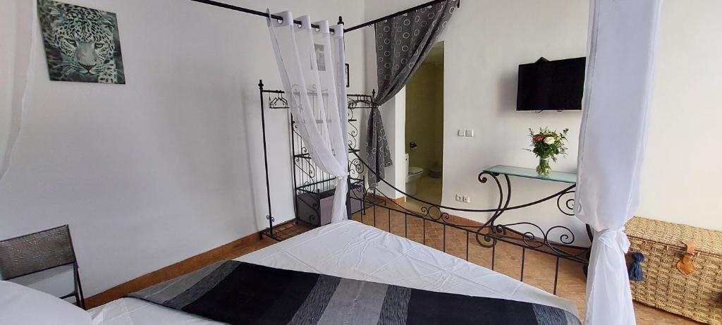 une chambre avec un escalier en colimaçon dans l'établissement Riad Ramzi, à Marrakech
