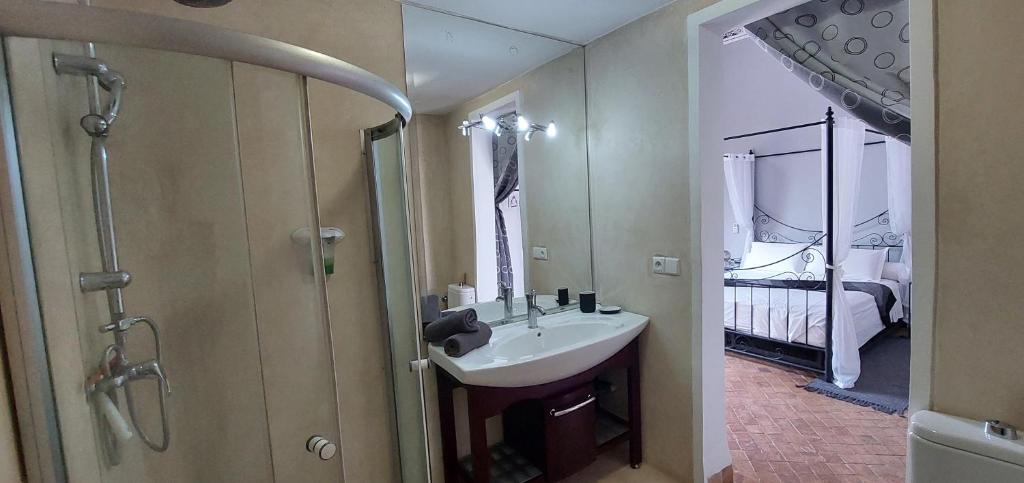 une salle de bain avec un lavabo, une douche et un miroir dans l'établissement Riad Ramzi, à Marrakech