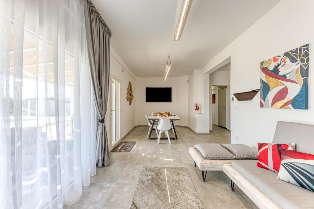 un salon avec un canapé et une table dans l'établissement Villa Cento Ulivi, à Ugento