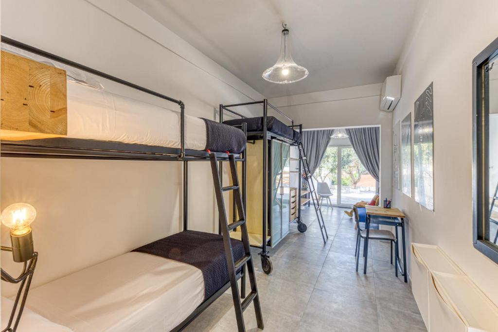 une chambre avec deux lits superposés et une table dans l'établissement Villa Cento Ulivi, à Ugento