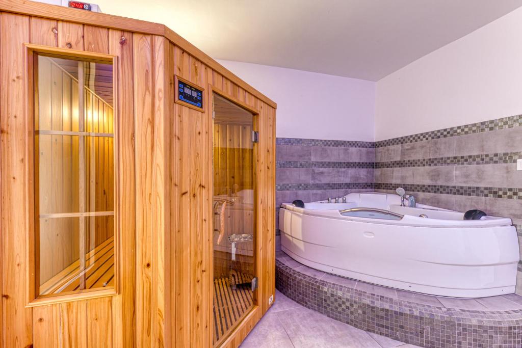 Cette chambre comprend une salle de bains pourvue d'une grande baignoire. dans l'établissement Villa Cento Ulivi, à Ugento