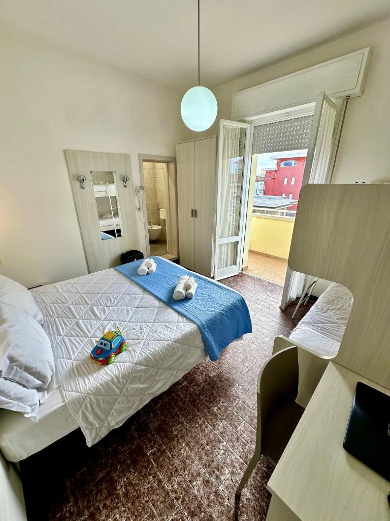 - une chambre dotée d'un lit avec un jouet dans l'établissement Hotel Napoleon, à Riccione