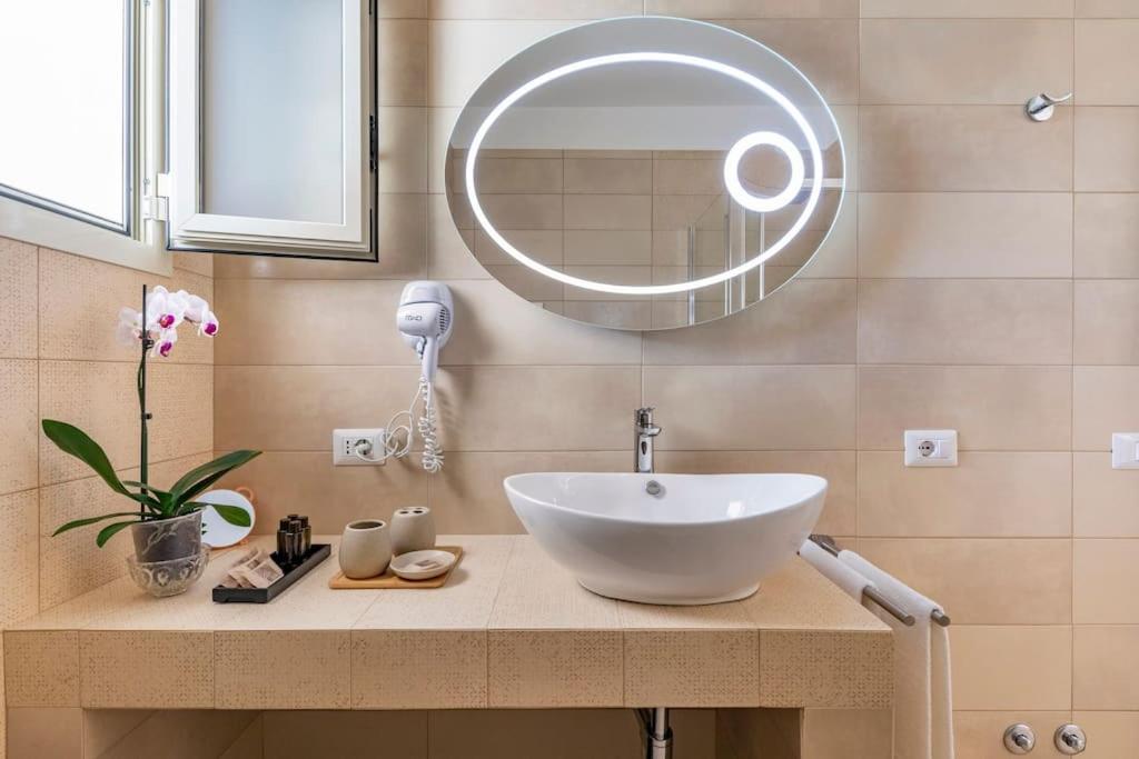 une salle de bain avec un lavabo et un miroir dans l'établissement Villa Soleanna Residence, à Vieste 103 autres photos
