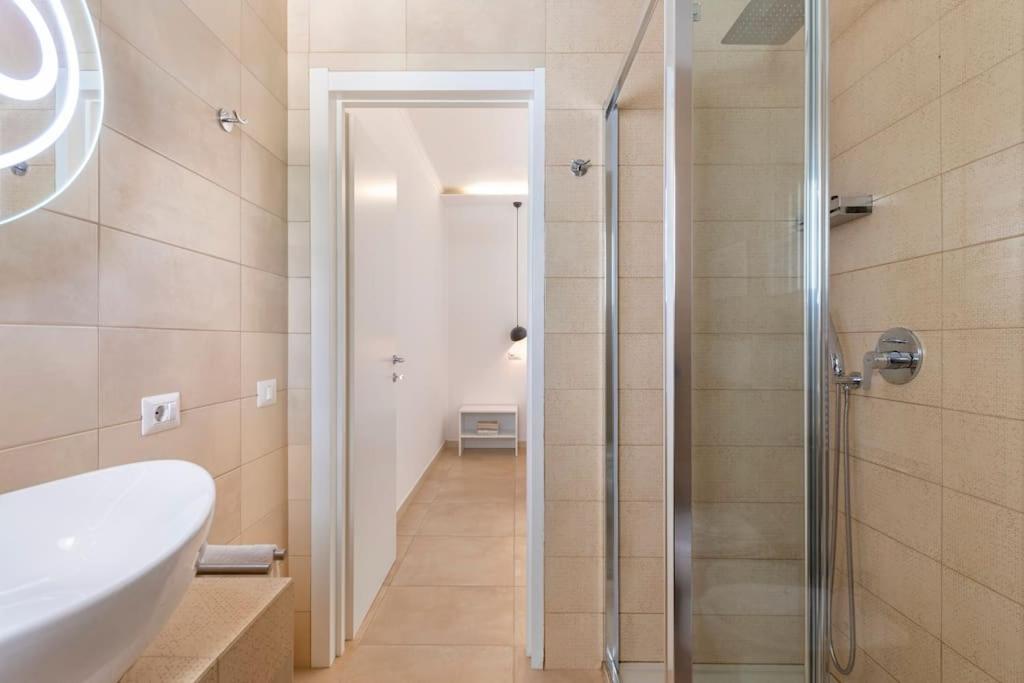 une salle de bain avec un lavabo et une douche en verre dans l'établissement Villa Soleanna Residence, à Vieste