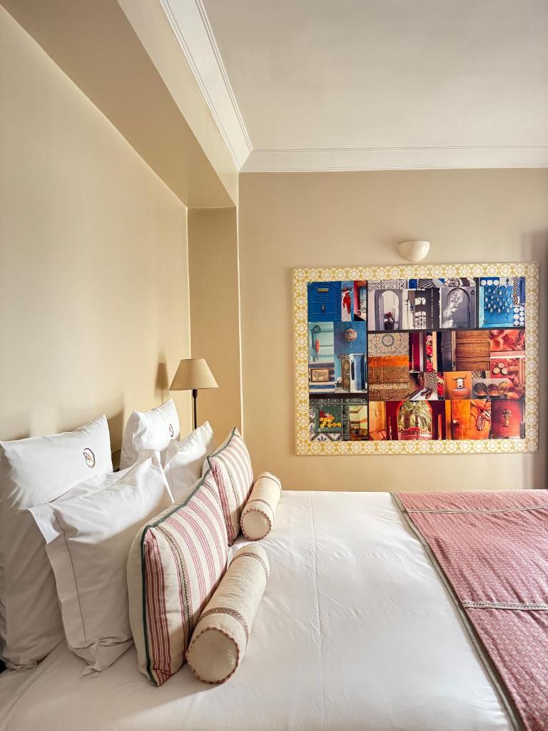 - une chambre avec un grand lit blanc et des oreillers blancs dans l'établissement Riad Abracadabra, à Marrakech 37 autres photos