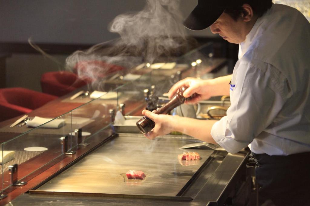 - un chef préparant vos repas dans la cuisine du restaurant dans l'établissement Yutorelo Atami, à Atami