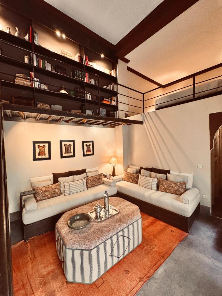 un salon avec deux canapés et une table dans l'établissement Riad Abracadabra, à Marrakech