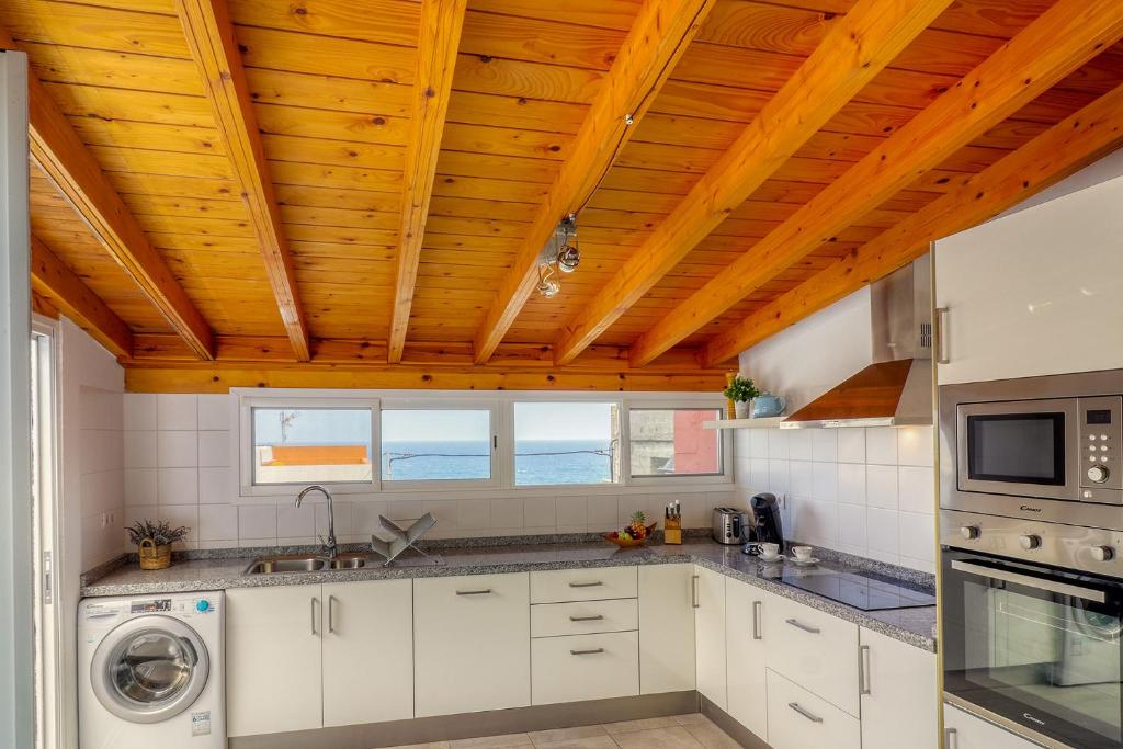 Big terraced house, 100m to the beach, with BBQ and sea view 6