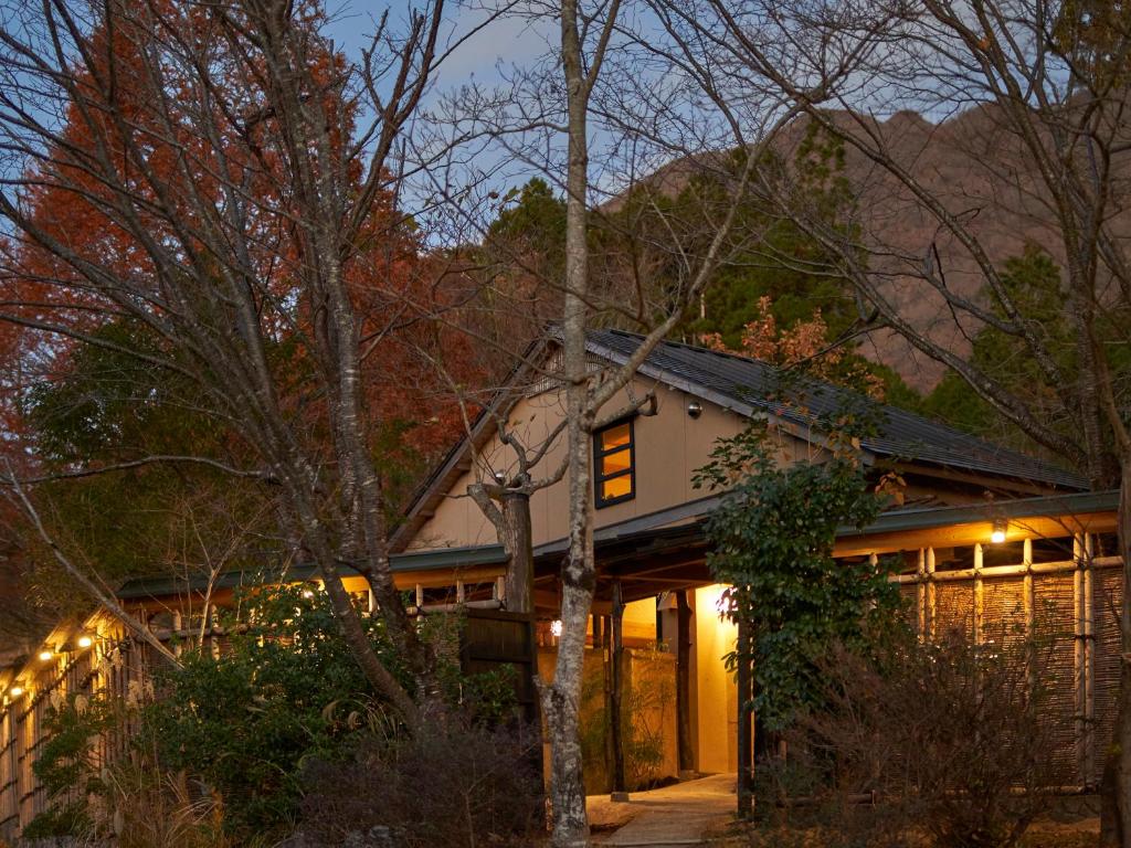 une maison avec des lumières sur le côté dans l'établissement Yufuin Rakuyu, à Yufu
