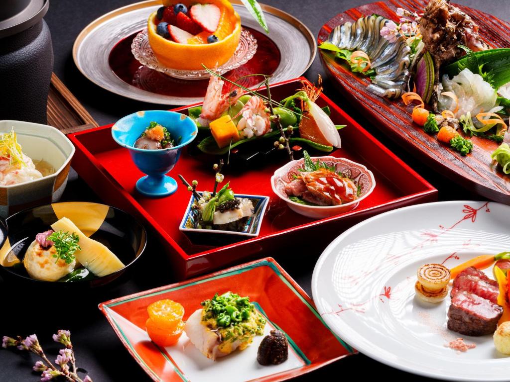 une table avec plusieurs assiettes de nourriture dessus dans l'établissement Yufuin Rakuyu, à Yufu 106 autres photos