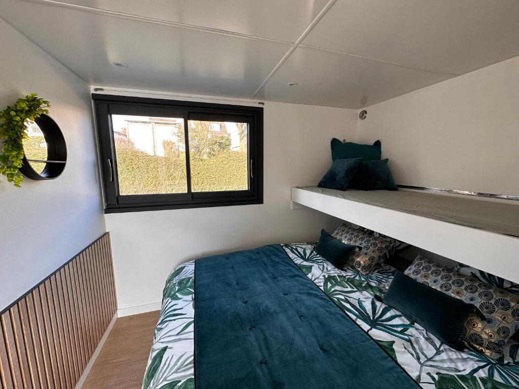 une petite chambre avec un lit et une fenêtre dans l'établissement House Boat avec SPA naviguant en Champagne, à Mareuil-sur-Ay 11 autres photos