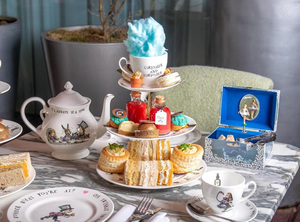 Sanderson London 8