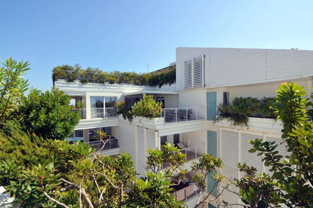 un immeuble avec des plantes sur les balcons dans l'établissement Marina Verde Resort Official, à Caorle