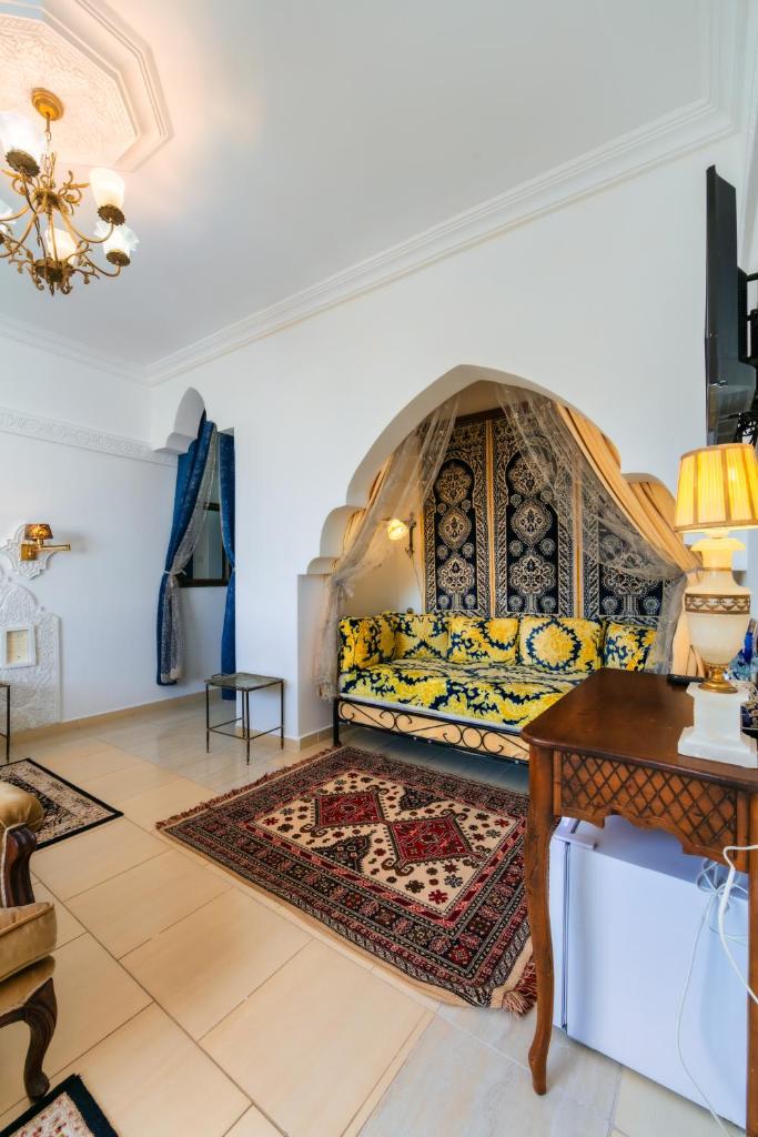 un salon avec un canapé et une table dans l'établissement Ryad A&B Sarai, à Chefchaouen