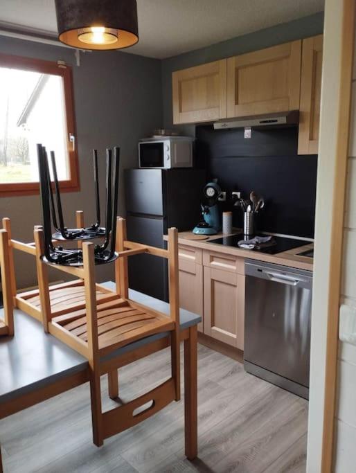 une cuisine avec une table et une chaise dans l'établissement Gîte n°4, en pleine nature, frontalier, à Signy-le-Petit 21 autres photos