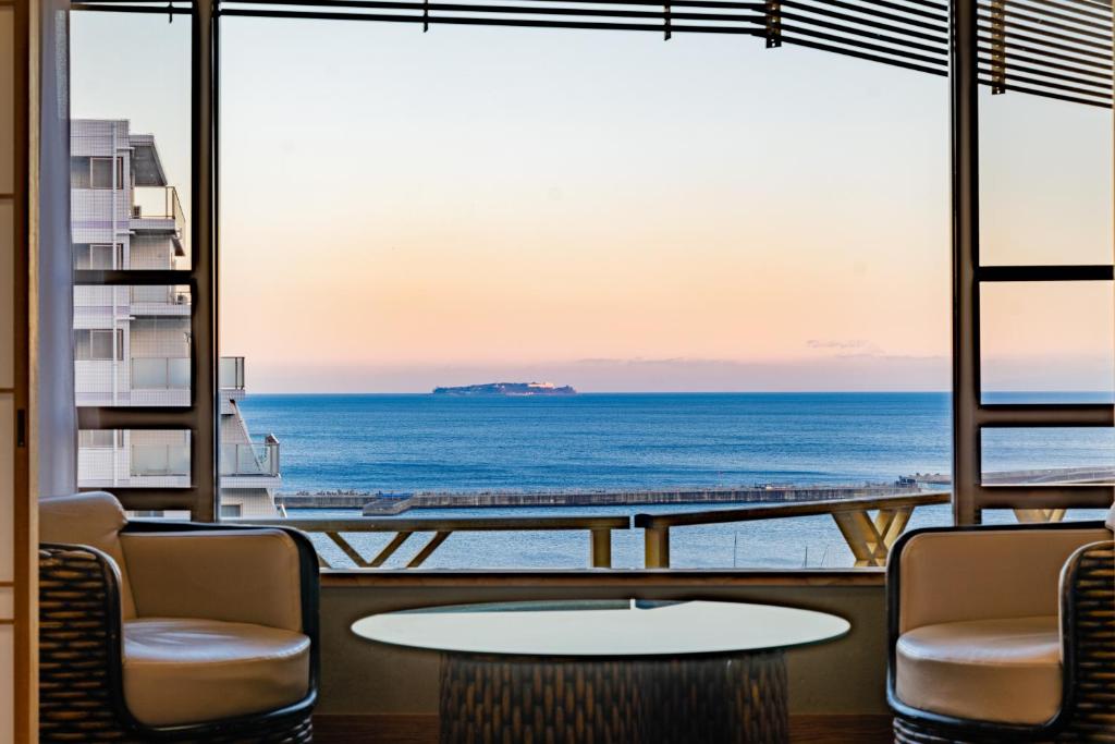 Cette chambre offre une vue sur l'océan. dans l'établissement Hotel Kan-ichi, à Atami