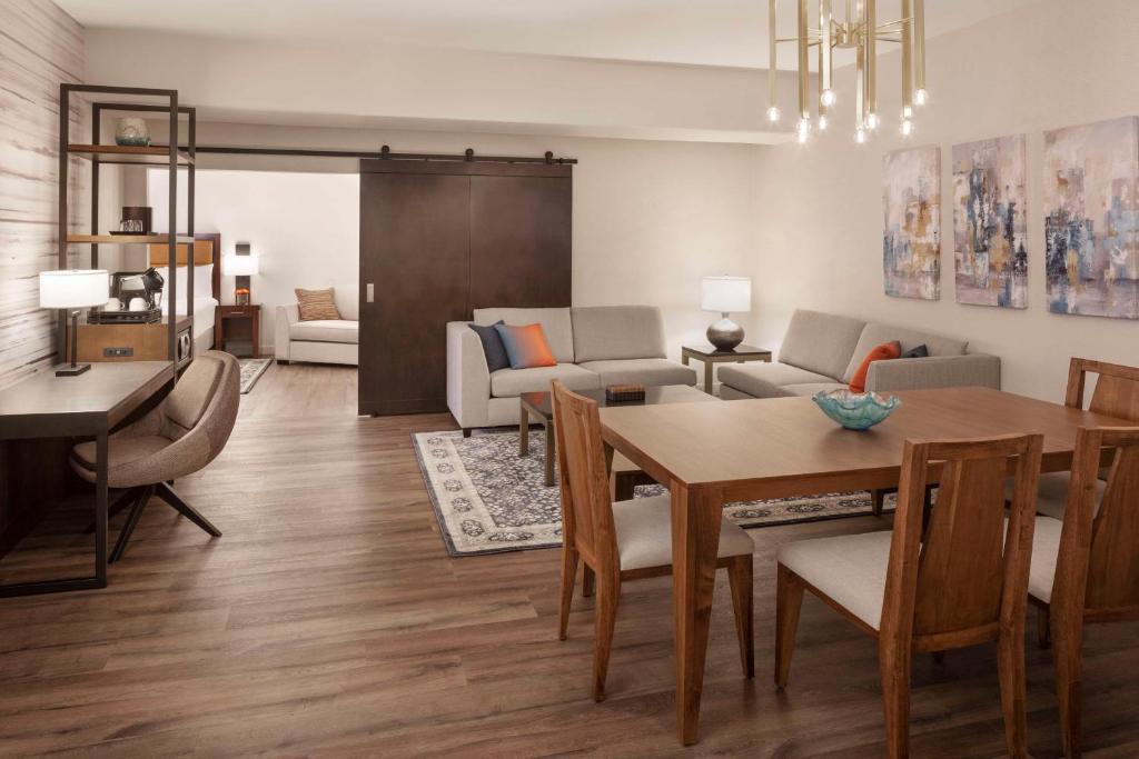 Hyatt Regency Phoenix Image